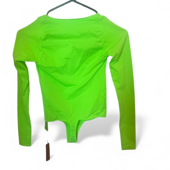 SKIMS ESSENTIAL LONG SLEEVE SCOOP NECK BODYSUIT | NEON GREEN / XXS/XS - Picture 6 of 6
